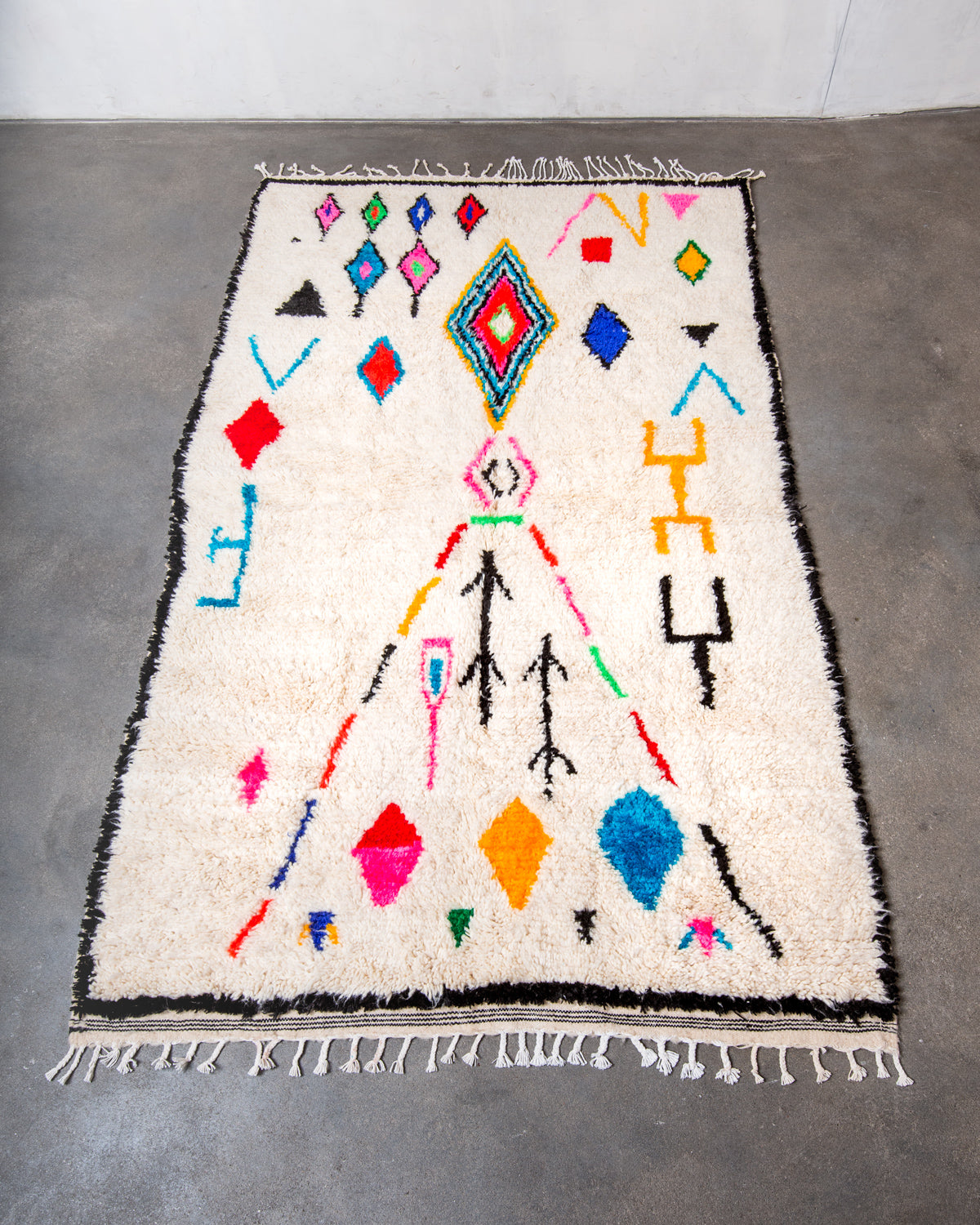 Modern designer handcrafted Berber rug from Morocco. Azilal rug with beautiful colours and patterns. Made of sheep’s wool and colourful cotton.